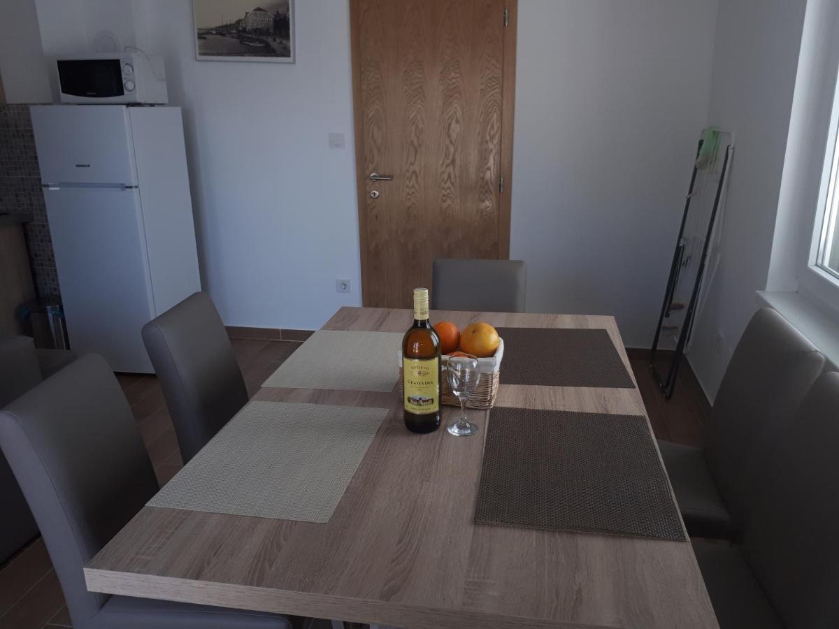 Apartmani Andrea Karlobag Kültér fotó