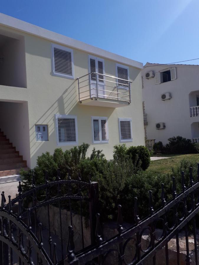 Apartmani Andrea Karlobag Kültér fotó