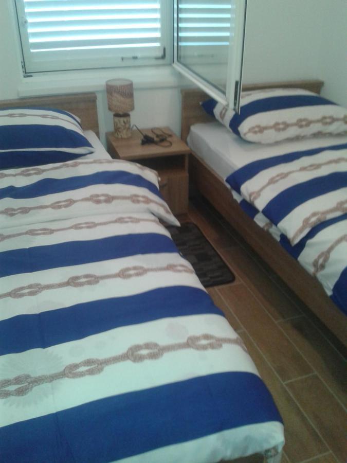Apartmani Andrea Karlobag Kültér fotó