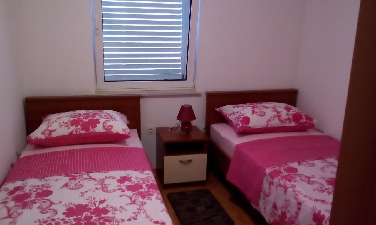 Apartmani Andrea Karlobag Kültér fotó