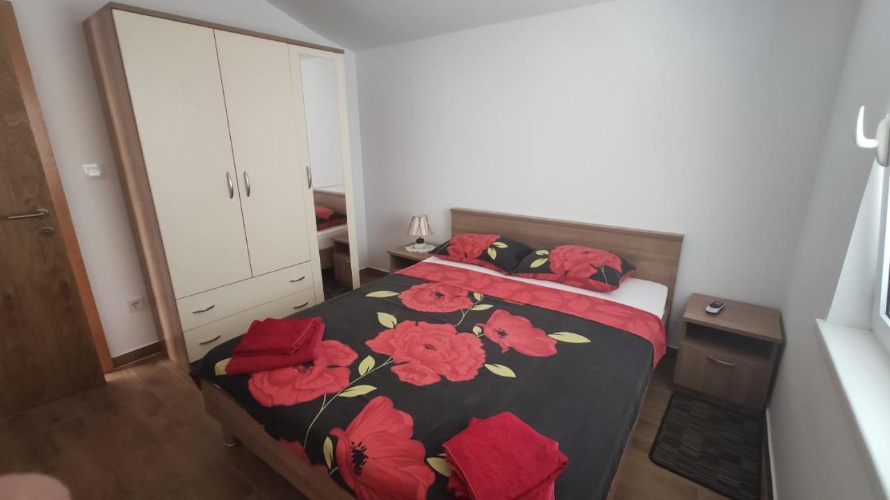 Apartmani Andrea Karlobag Kültér fotó